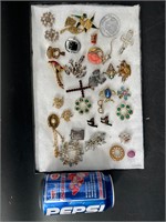 DEALER FLAT LOT OF COSTUME JEWELRY PINS BROOCHES
