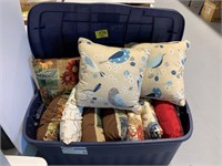 LARGE PLASTIC TOTE FULL OF DÉCOR PILLOWS