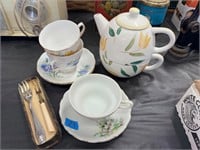 Cups/Saucers; Teapot/Cup; Relish Forks