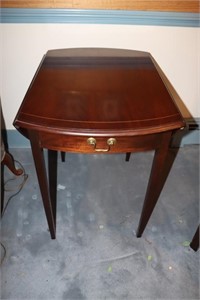 Federal style mahogany Pembroke table with