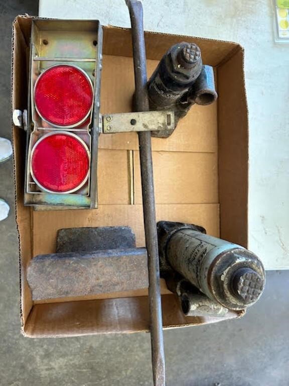 Hydraulic Jack and Reflector Lights