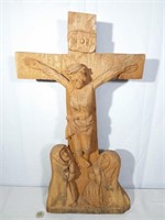 Sculpture en bois : Jésus sur la croix