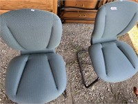 Lot with two very comfortable matching chairs with