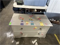 TOY BOX / BLANKET CHEST W BLANKETS