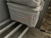 NICE!  32 QT IGLOO COOLER