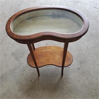 Kidney glass display table