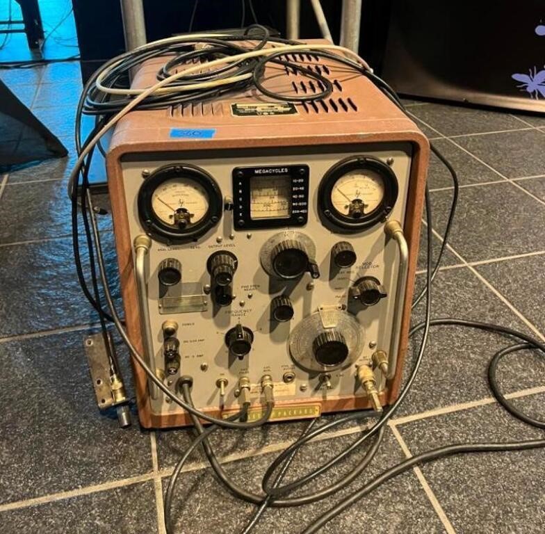 VINTAGE HP 608D SIGNAL GENERATOR