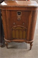 1931 Majestic Radio in Cabinet. Works