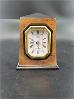 Elgin quartz desktop clock in wood body 5 3/4"