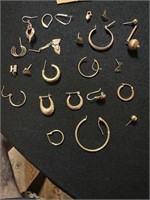 23pcs 14k gold 22 single earrings & a clasp 12g