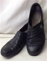 D2) WOMENS CLARKS SHOES, SIZE 7,  good condition