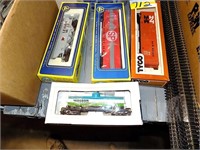 4 HO SCALE  TRAIN CARS