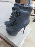 SIZE 8.5 NAVY BOOTS