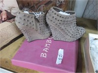 TAN SPIKE WEDGES SIZE 5.5