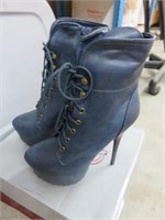 SIZE 6.5 NAVY BOOTS