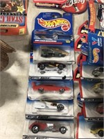 5 HOT WHEELS