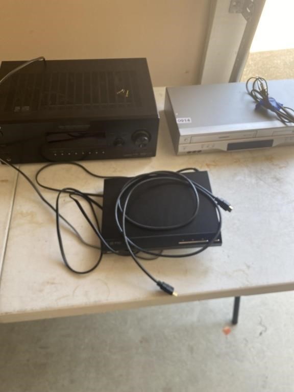 Toshiba DVD/VHS player. Powers on but otherwise