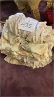 See all pictures Large box of sheets, blankets,