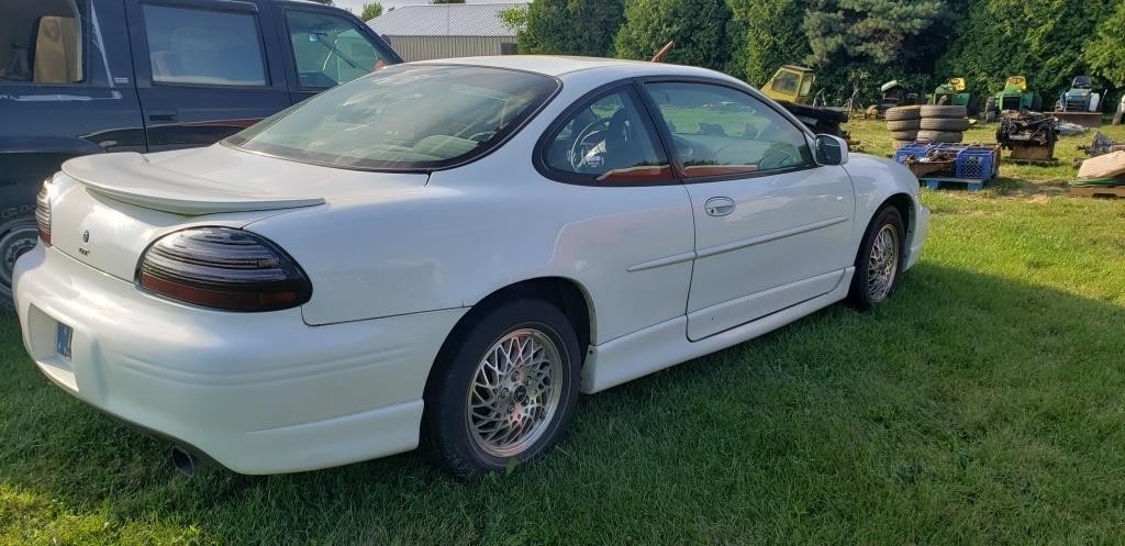 1999 Pontiac Grand Prix, the official car of that guy who was a wannabe  football jock in school, yet somehow still peaked in high school :  r/regularcarreviews