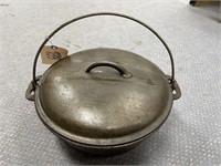 11" Cast Iron Pot w/Lid and handle