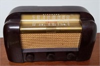 RCA Victor Model 66X1 Bakelite Tube Radio 15"