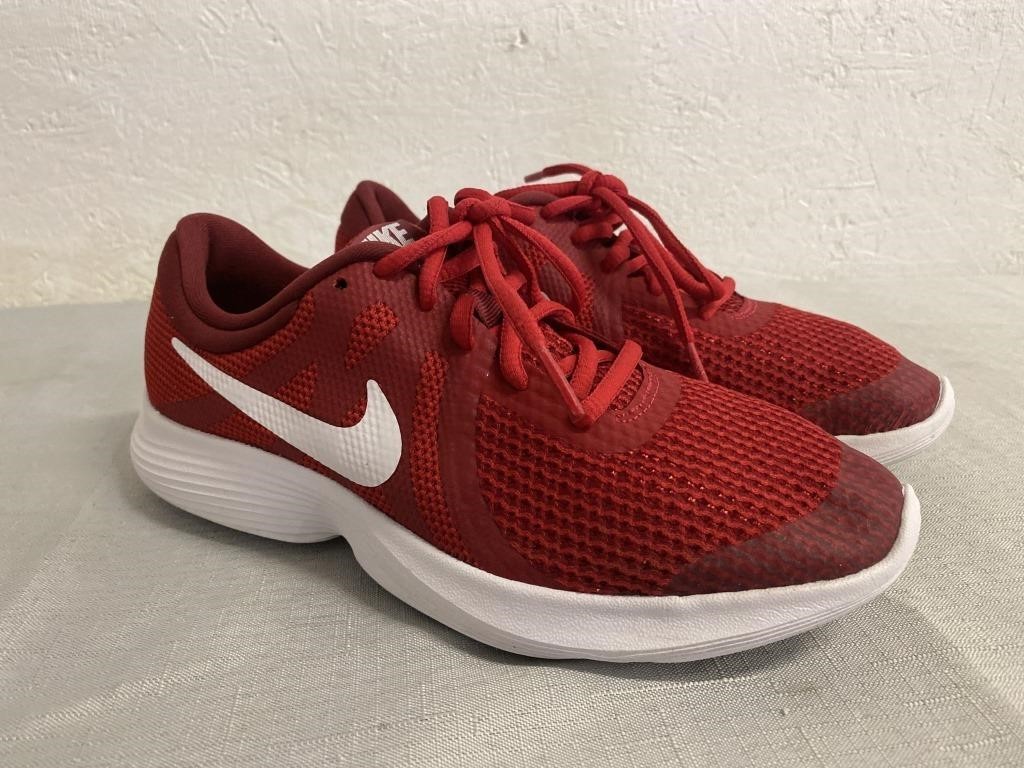 Nike Revolution 4 Size 6Y