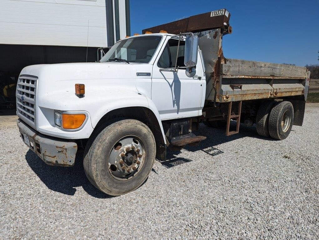 1995 F800 Series Ford Dump Truck (Salvage Title)