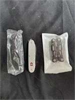 3 pocket knife / tool set