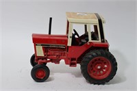 INTERNATIONAL 1586 TRACTOR ERTL 1/16