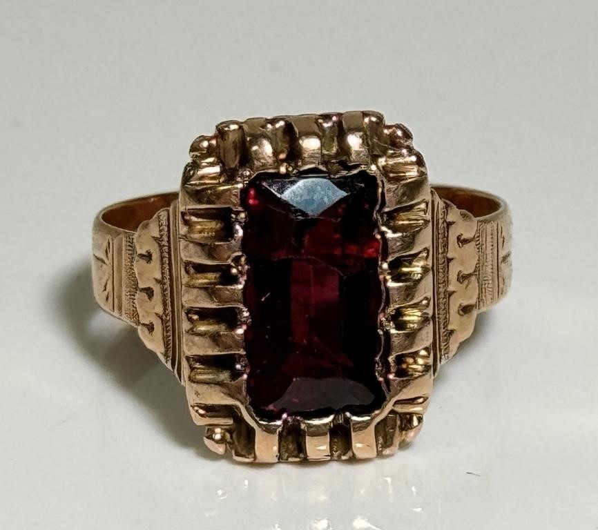 LOVELY VINTAGE 10K YELLOW GOLD RING W GARNET