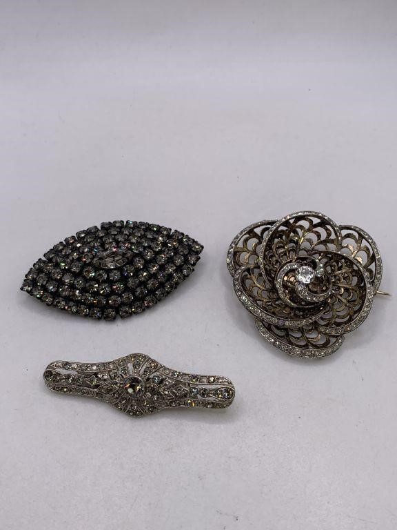 VINTAGE BROOCHES & PENDANT? LOT