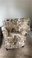 Couch with 2 throw pillows
Needs a cleaning -