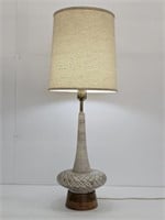 1960'S CERAMIC TABLE LAMP WITH WALNUT BASE