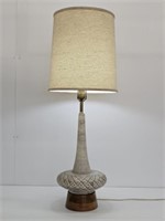 1960'S CERAMIC TABLE LAMP WITH WALNUT BASE