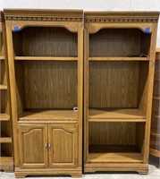 (D) Lot with wooden bookcase measuring approx 32”