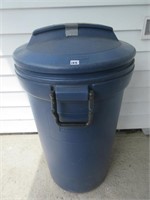 RUBBERMAID GARBAGE CAN