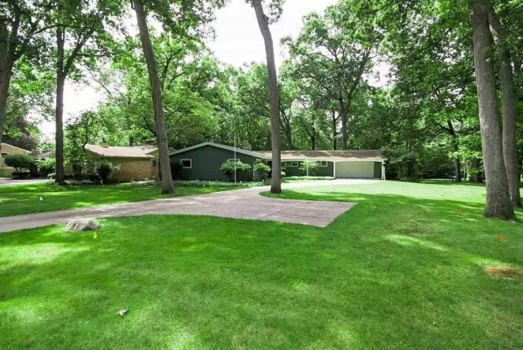 19126 Summers Dr. South Bend, IN Home on 1.7 acres