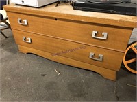 Roos Sweetheart cedar chest, 18.5 x 44.5 x 21" T