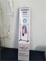 New portable and adjustable garment rack with