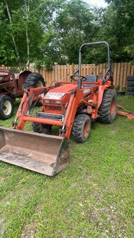 B 20 four-wheel-drive tractor