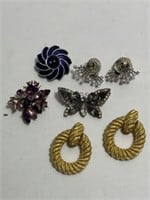 THREE VINTAGE BROOCHES, AND TWO PAIRS OF VINTAGE