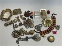 SELECTION OF VINTAGE COSTUME JEWELRY