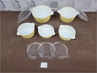 Vintage Pyrex 5 piece set with lids Very good cond