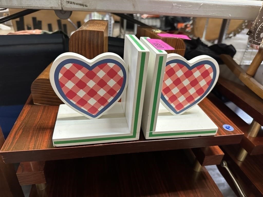 COUNTRY STYLE HEART BOOKENDS