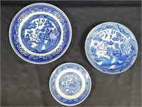 (3) SIMILAR BLUE & WHITE ORIENTAL DESIGN DISHES