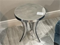 ACCENT TABLE