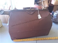 Vintageleather doctors style bag with key