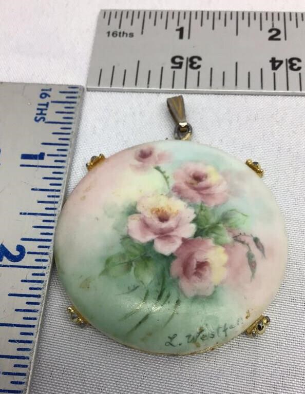 D2) ROSES HAND PAINTED PENDANT, SIGNED, 2"
