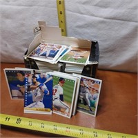 LOT OF BASEBALL TRADING CARDS