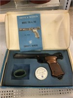 In box Vintage smith & Wesson co2 pistol. Model